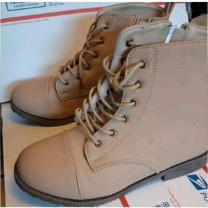 Pipperdoodles Women's Tan Ankle Zipper Boots Size 5